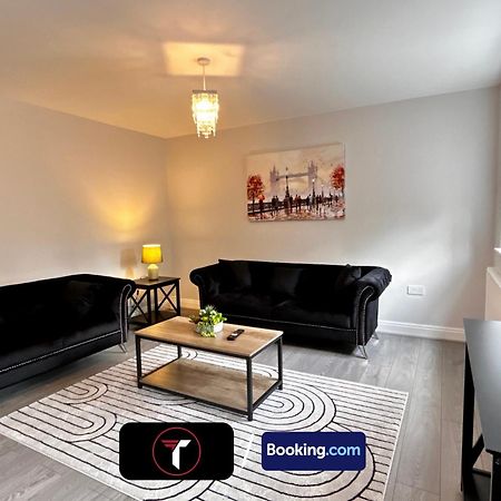 Spacious 4 Bedroom By Tara Stays Short Lets & Serviced Accommodation Aldershot With Free Wifi & Garden Dış mekan fotoğraf