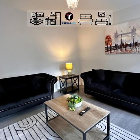 Spacious 4 Bedroom By Tara Stays Short Lets & Serviced Accommodation Aldershot With Free Wifi & Garden Dış mekan fotoğraf