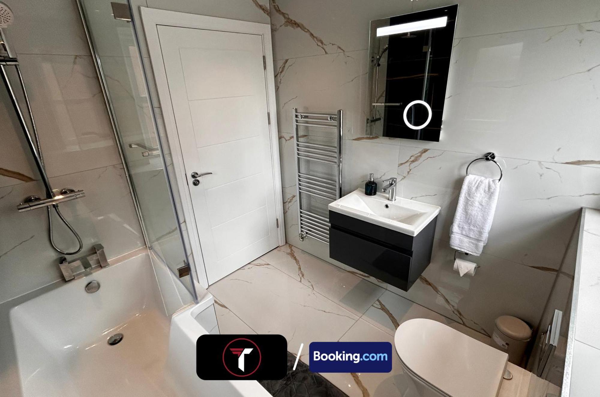 Spacious 4 Bedroom By Tara Stays Short Lets & Serviced Accommodation Aldershot With Free Wifi & Garden Dış mekan fotoğraf
