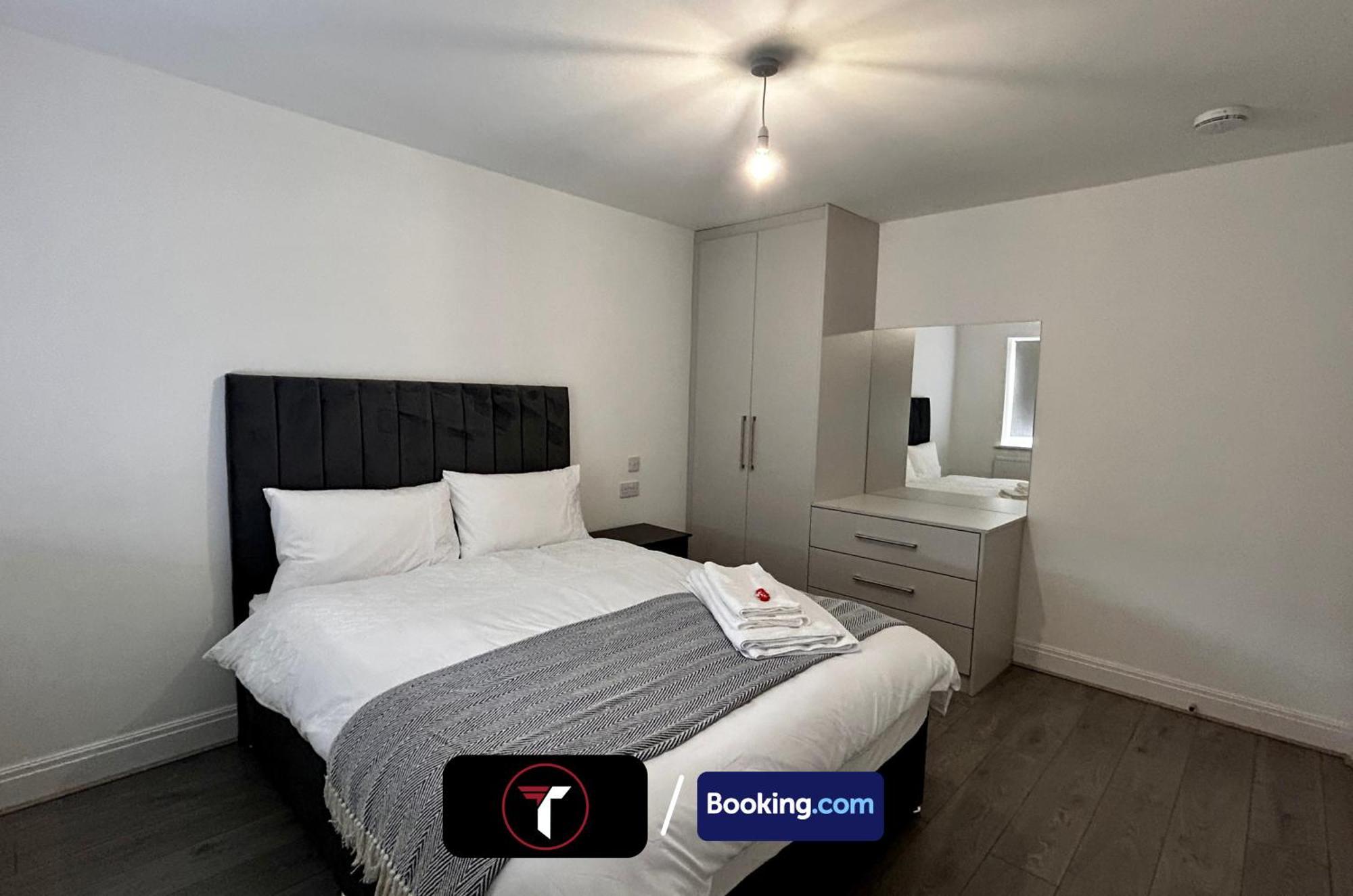 Spacious 4 Bedroom By Tara Stays Short Lets & Serviced Accommodation Aldershot With Free Wifi & Garden Dış mekan fotoğraf