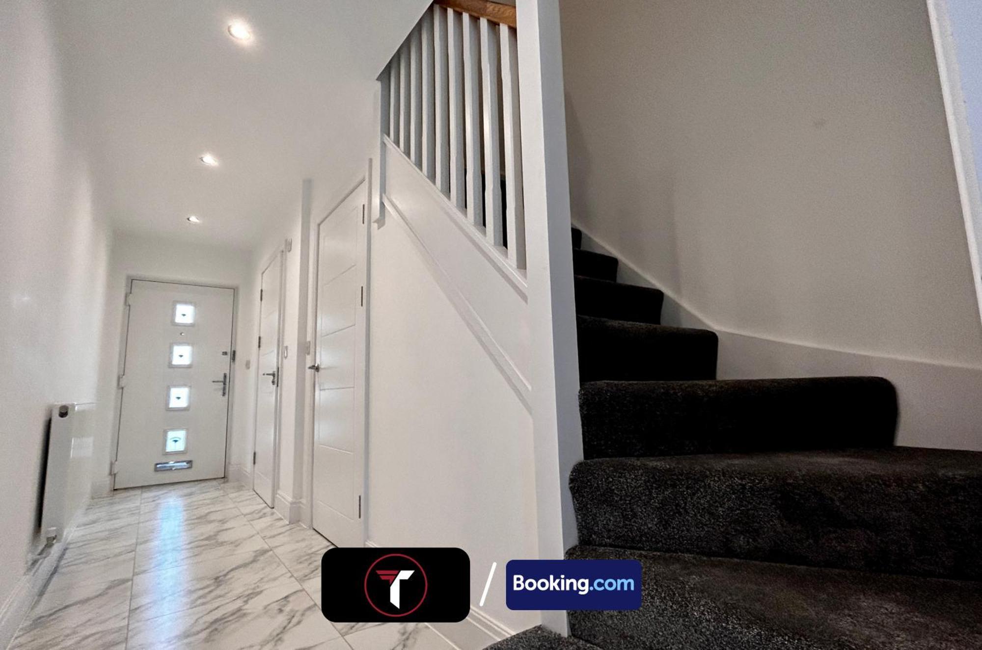 Spacious 4 Bedroom By Tara Stays Short Lets & Serviced Accommodation Aldershot With Free Wifi & Garden Dış mekan fotoğraf
