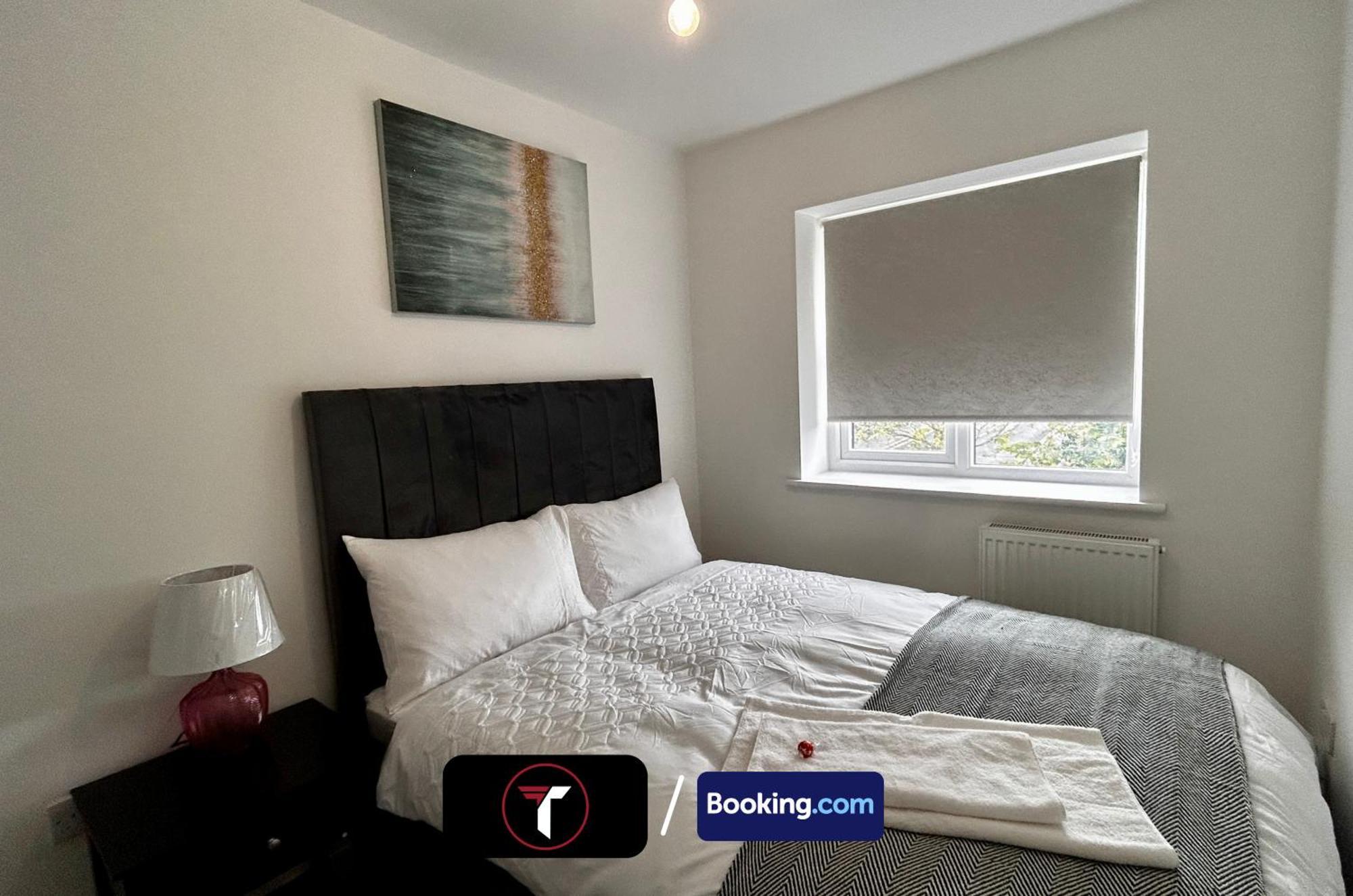 Spacious 4 Bedroom By Tara Stays Short Lets & Serviced Accommodation Aldershot With Free Wifi & Garden Dış mekan fotoğraf