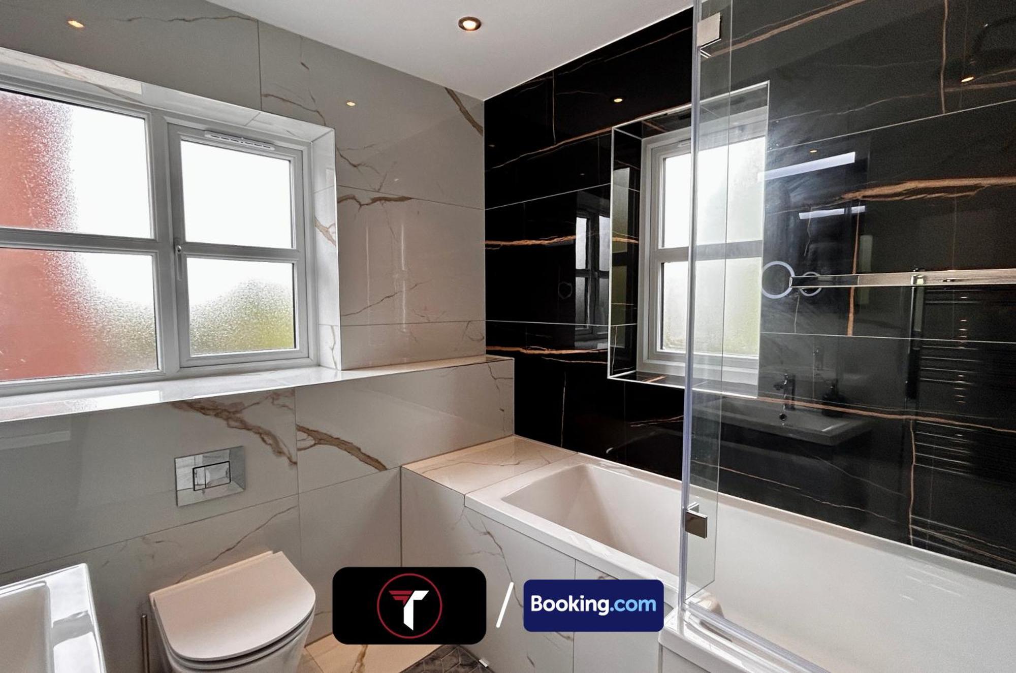 Spacious 4 Bedroom By Tara Stays Short Lets & Serviced Accommodation Aldershot With Free Wifi & Garden Dış mekan fotoğraf